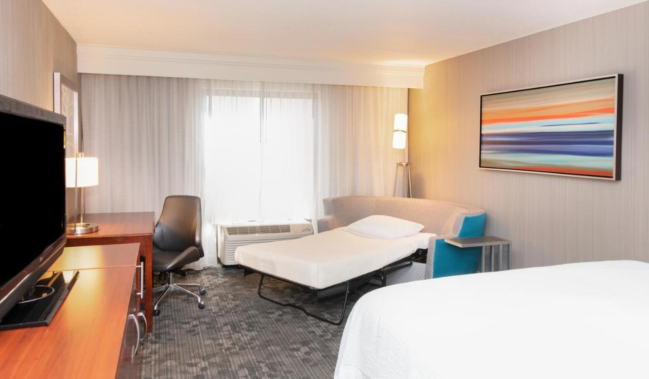 Courtyard By Marriott Bloomington Hotell Exteriör bild