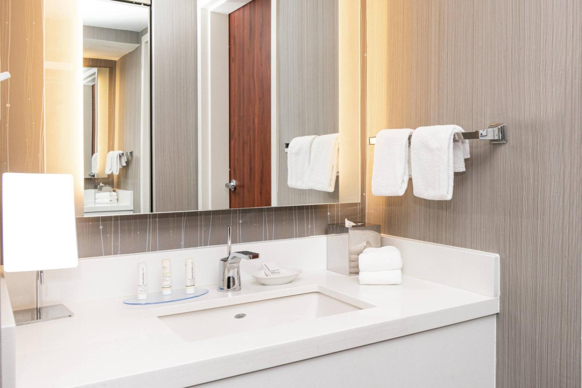 Courtyard By Marriott Bloomington Hotell Exteriör bild