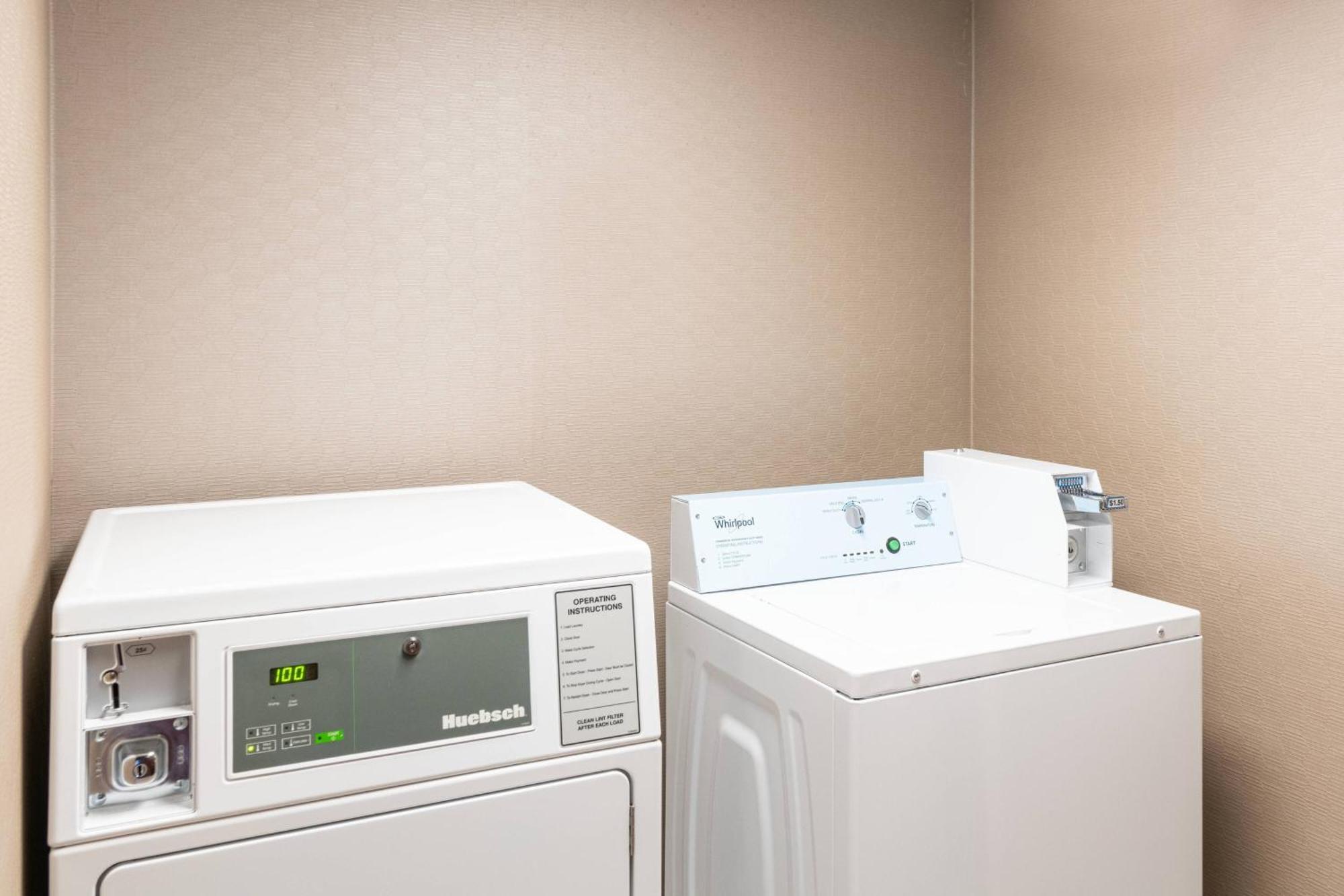 Courtyard By Marriott Bloomington Hotell Exteriör bild