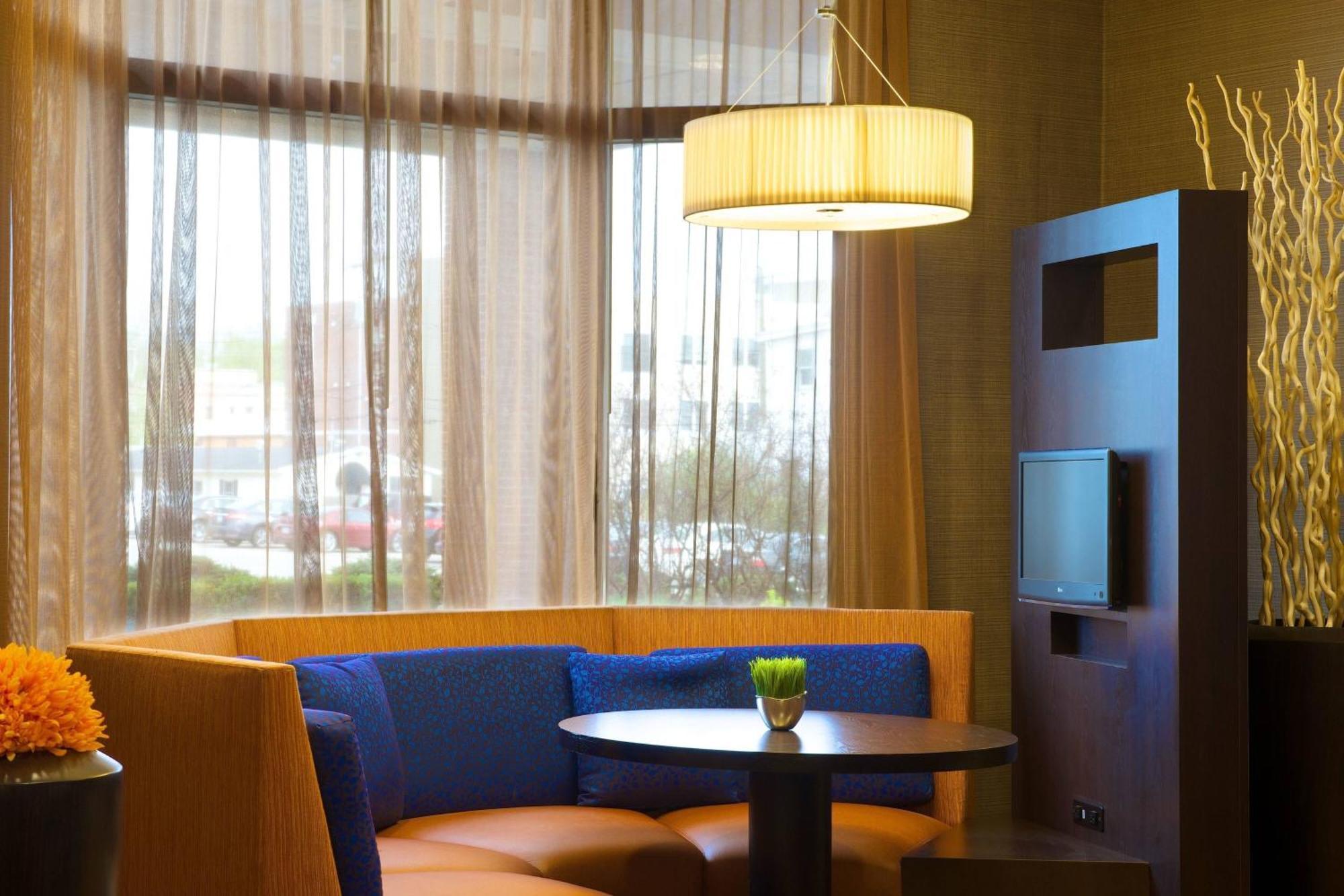 Courtyard By Marriott Bloomington Hotell Exteriör bild