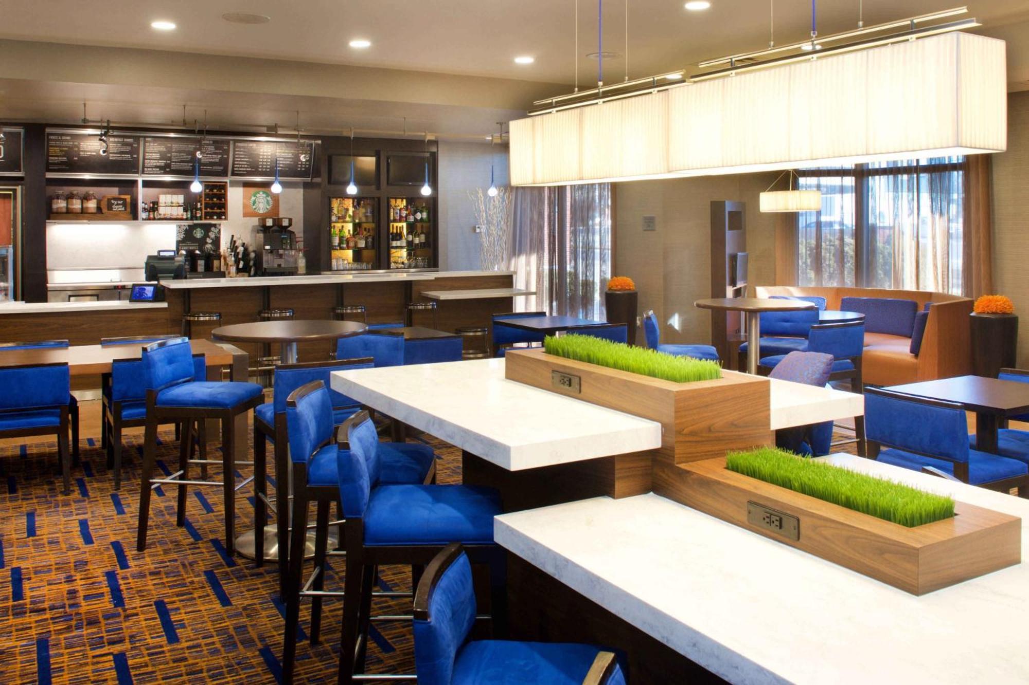 Courtyard By Marriott Bloomington Hotell Exteriör bild