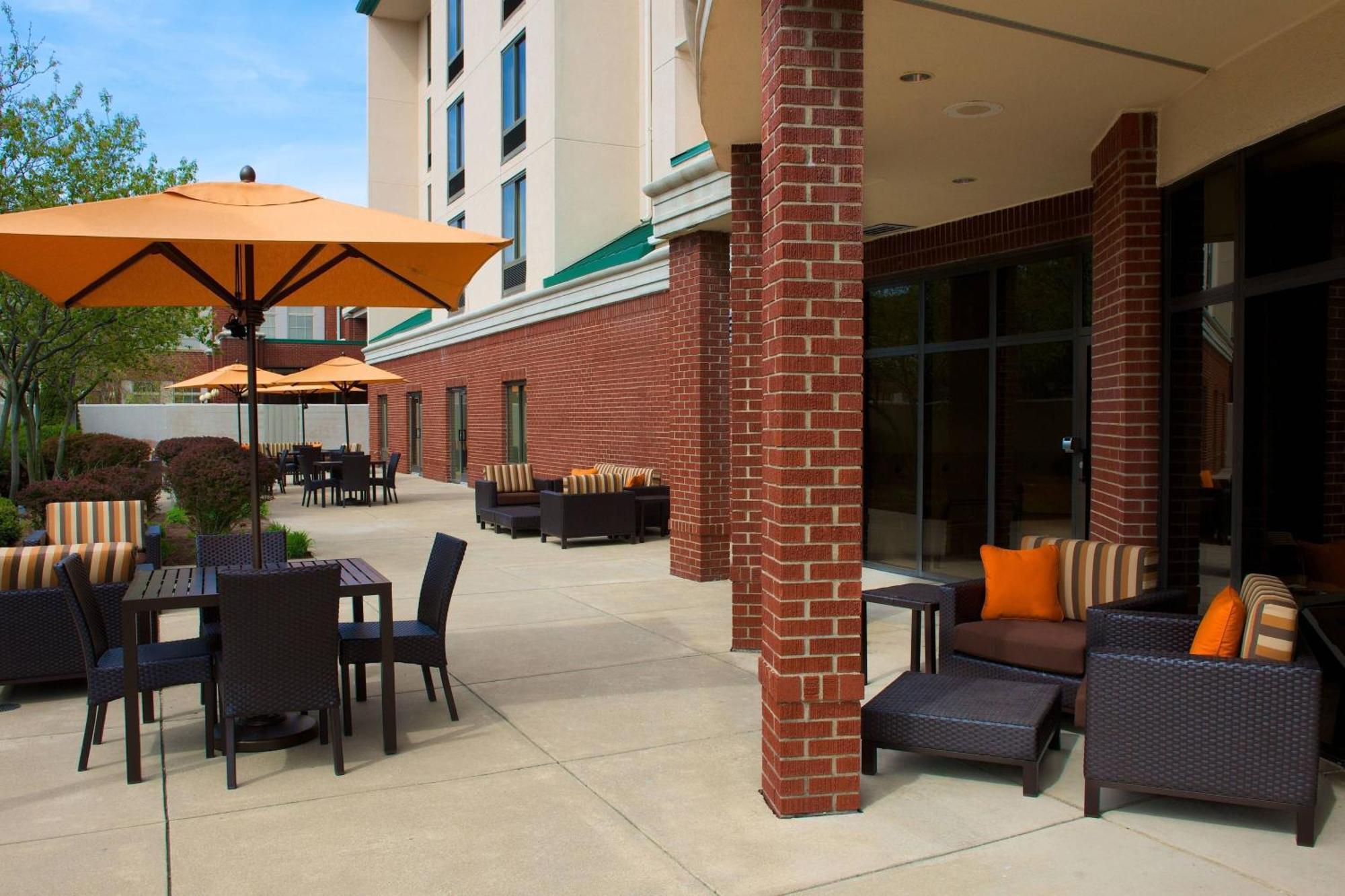 Courtyard By Marriott Bloomington Hotell Exteriör bild