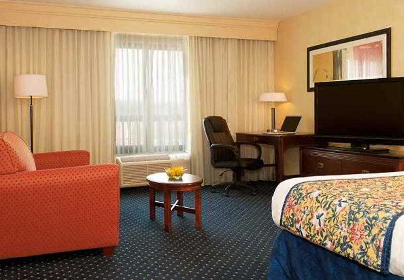 Courtyard By Marriott Bloomington Hotell Exteriör bild